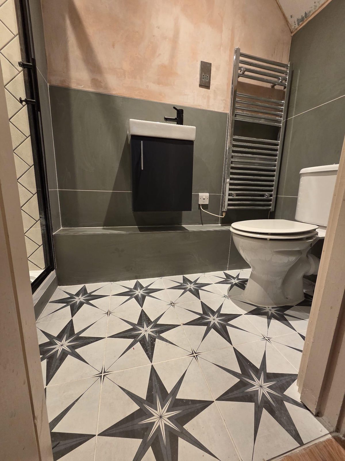 Star-pattern floor with herringbone shower