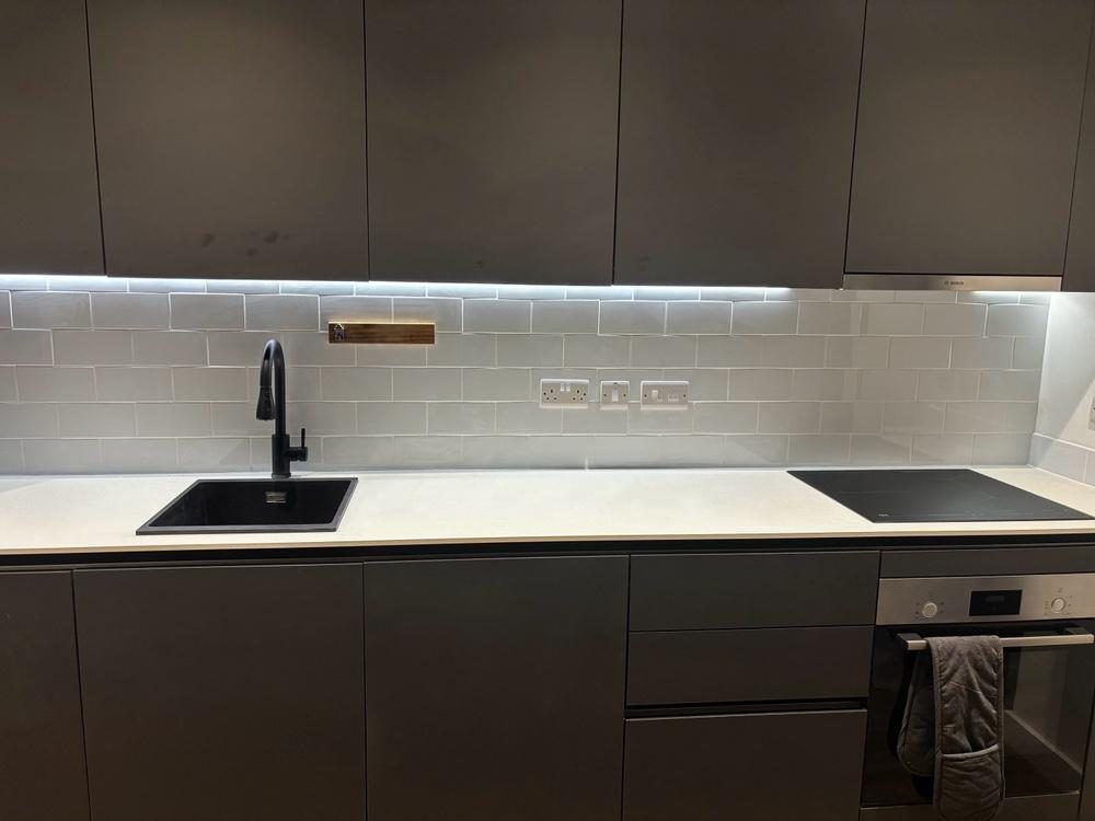 Cream gloss kitchen with hexagon splashback