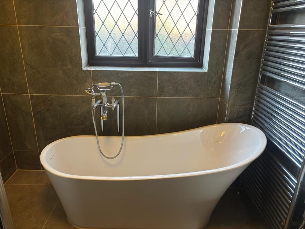 Herringbone shower with star-pattern floor