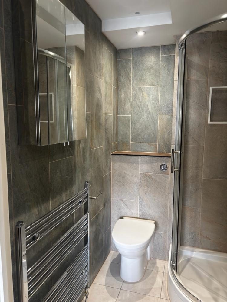 Marble-effect bathroom with gold fittings